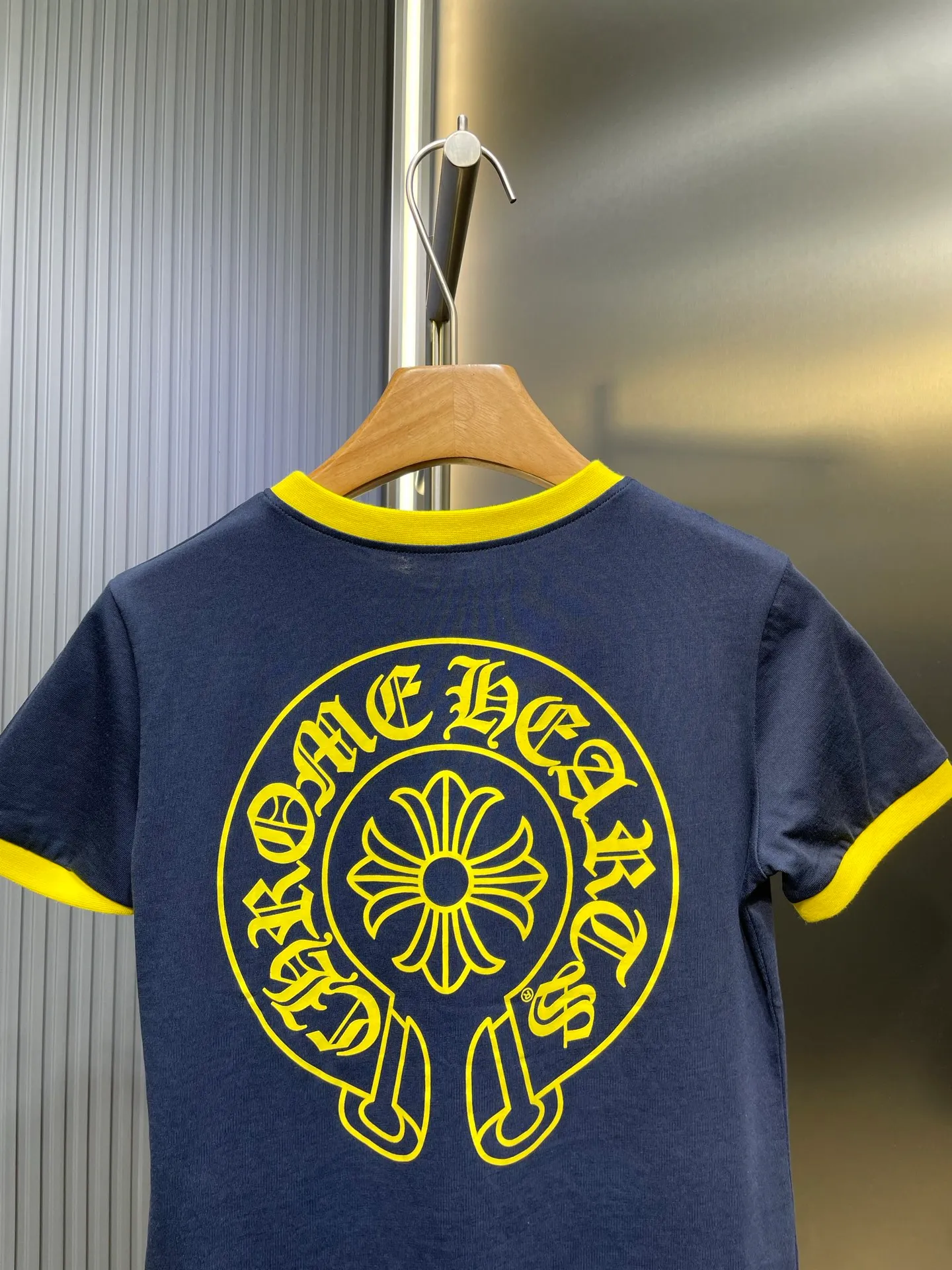 P240 Chrome Hearts 🌟[Top original order] Sanskrit color-blocked short-sleeved fabric: cotton fabric Process: printing production version: fit version Weight: about 140 grams Description: According to YB custom-dyed thread and large body fabric, the printing is hand-printed, contrasting color design The upper body effect is excellent, the overall routing is straight and delicate, the fabric is comfortable and soft, the color is consistent and there is no color difference, it can be matched with the same style to create a fashionable look, and can be used in various occasions, customized accessories, complete with three standards, the same style for men and women!  size：s m l